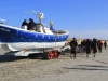 Reddingsboot Ameland komt uit zee